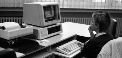 Jugend vor Computer der 80er Jahre