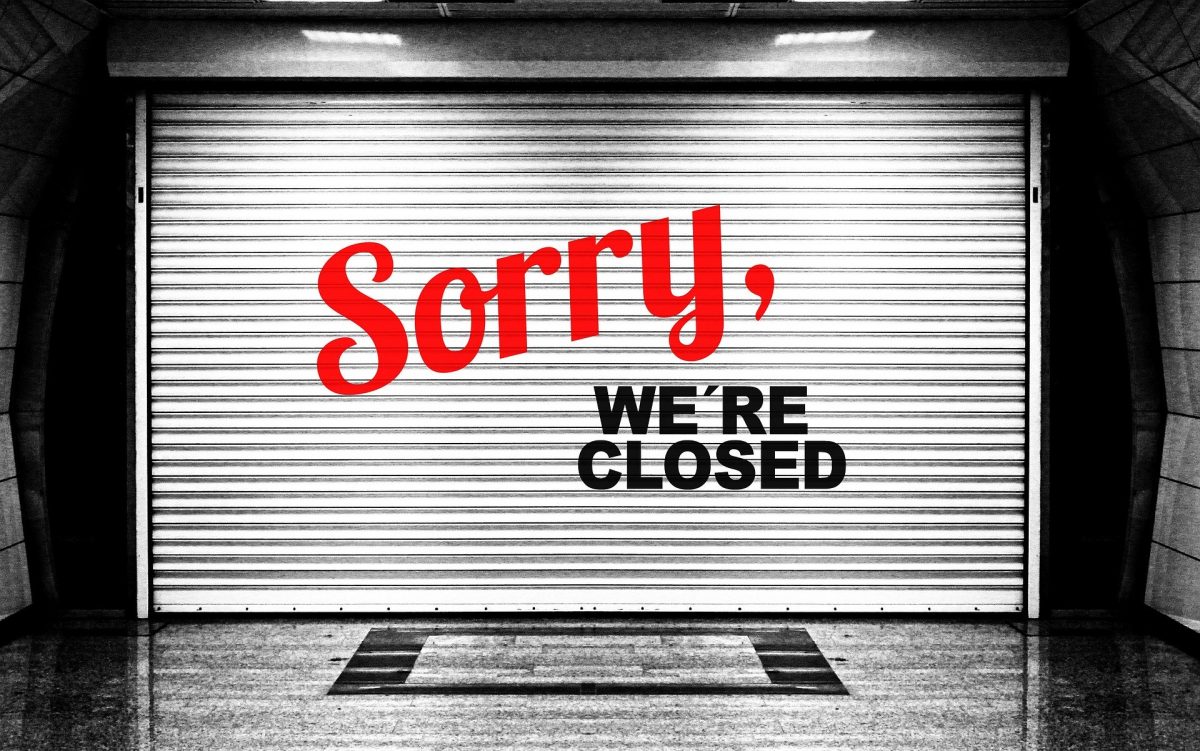 geschlossenes Tor mit der Aufschrift: Sorry, we're closed