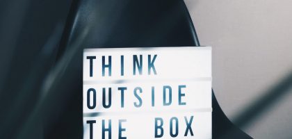 Stuhl mit Leuchtbox mit der Aufschrift "Think outside the box"
