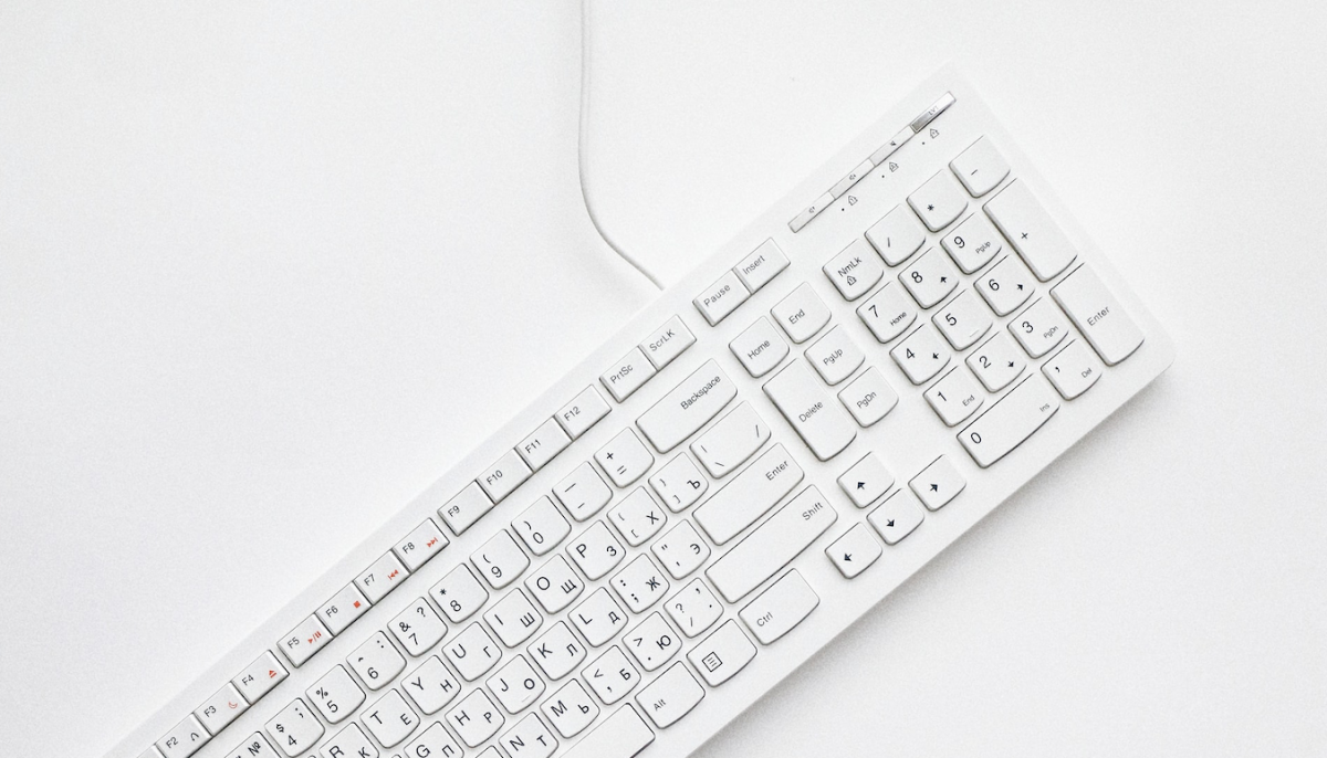 Weiße Tastatur auf weißem Grund